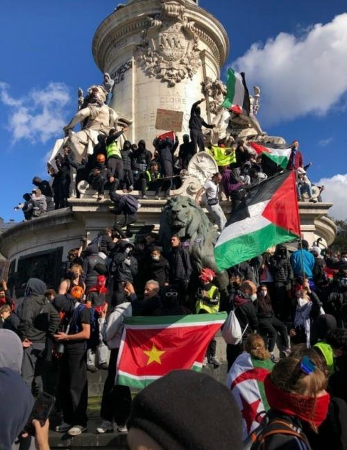 Во Франции протестующие угрожают уничтожить лувр и эйфелеву башню. 01
