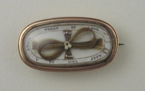 В викторианскую эпоху в Европе были очень популярны мемориальные украшения из волос. 02