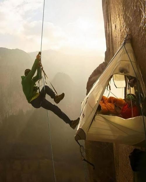 Это уникальное сочетание экстрима и дисциплины, где даже сон превращается в испытание. 05