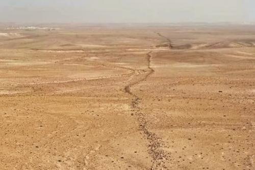 Хатт - шебиб. Раскинувшись на 150 км, к югу от Иордана лежат руины древней стены под названием хатт - шебиб. 01