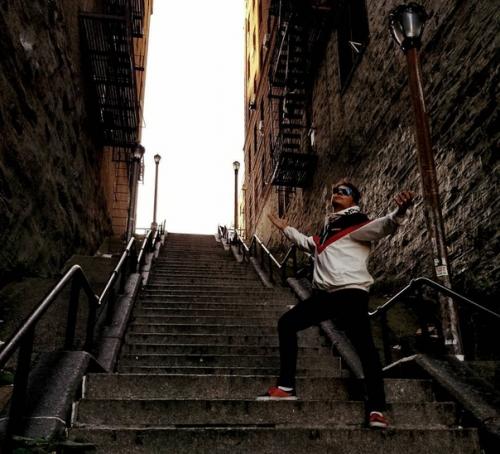Лестница из Джокера популярным местом у туристов стала. 02