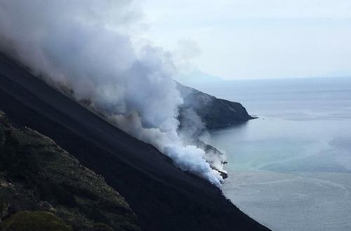 Захватывающие кадры извержения вулкана стромболи. 01