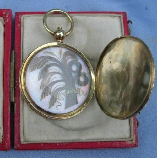 В викторианскую эпоху в Европе были очень популярны мемориальные украшения из волос. 05