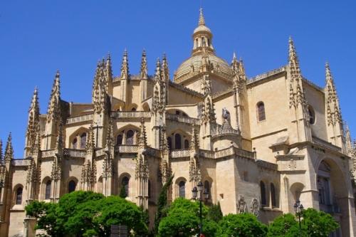 Севильский алькасар. Королевский дворец в Испании, построенный в XIV веке, известен своими мудехарскими архитектурными элементами. 09