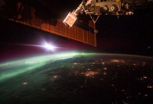 Наса показало снимок авроры с борта мкс. Наса показало снимок авроры с борта мкс.