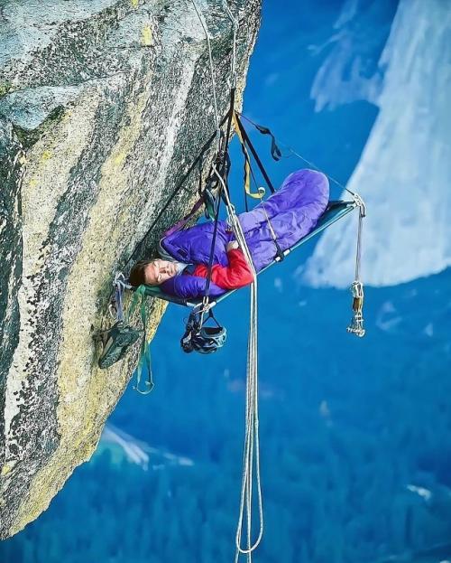 Это уникальное сочетание экстрима и дисциплины, где даже сон превращается в испытание. 01