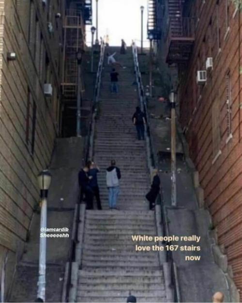 Лестница из Джокера популярным местом у туристов стала. 01