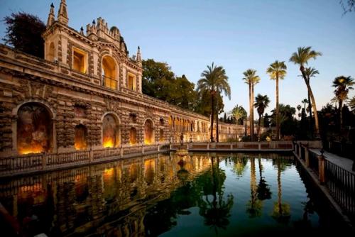 Севильский алькасар. Королевский дворец в Испании, построенный в XIV веке, известен своими мудехарскими архитектурными элементами. 04