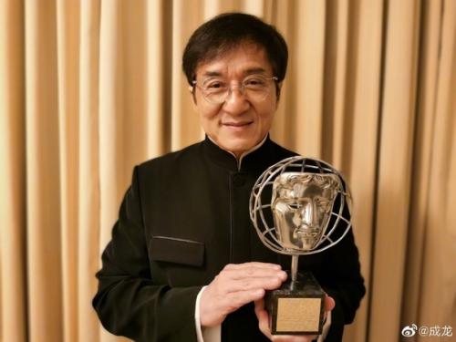 Джеки чану вручили премию британской академии кино и телевизионных искусств. 03