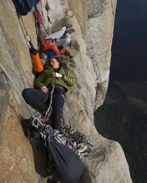 Это уникальное сочетание экстрима и дисциплины, где даже сон превращается в испытание. 02