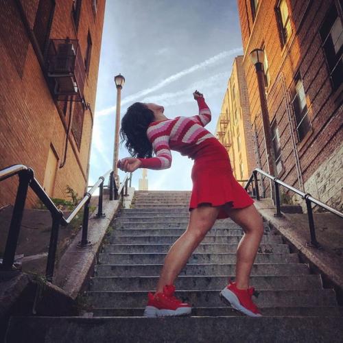 Лестница из Джокера популярным местом у туристов стала. 03