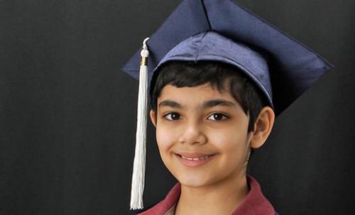 11-Летний вундеркинд колледж с тремя дипломами окончил. 11-Летний вундеркинд колледж с тремя дипломами окончил.