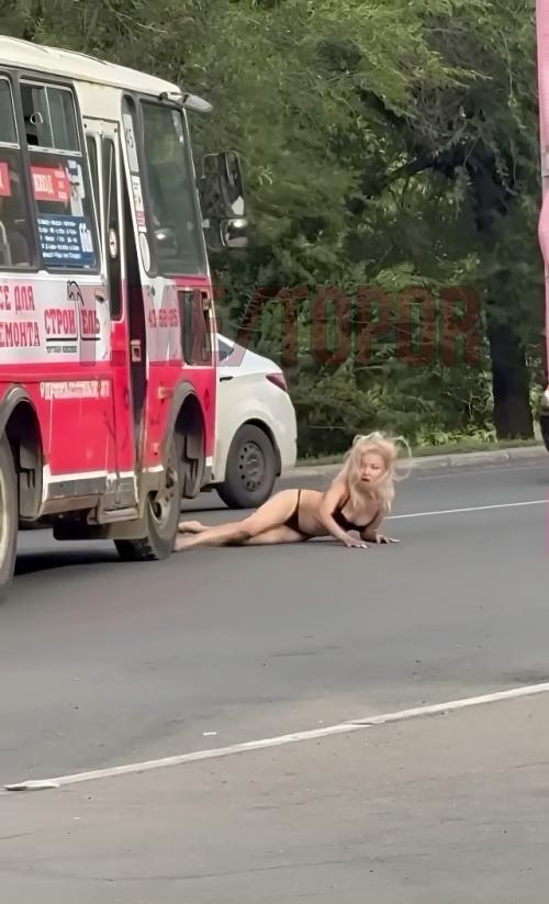 В Оренбурге полуобнажённая неадекватная мадам бросалась прямо под проезжающие мимо автомобили. 01