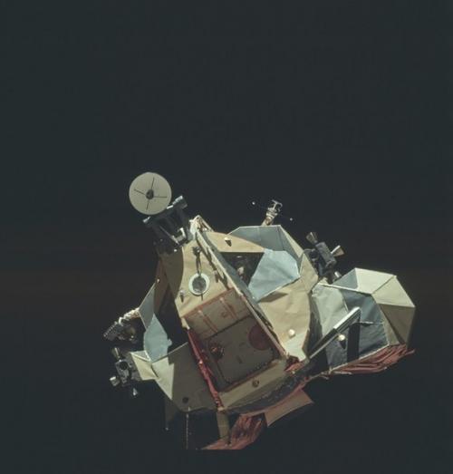 Архив Проекта Аполлон опубликовал свыше девяти тысяч снимков, сделанных в ходе миссий программы Аполлон. 02