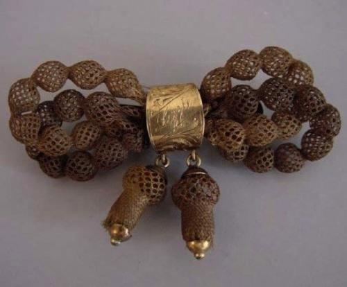 В викторианскую эпоху в Европе были очень популярны мемориальные украшения из волос.