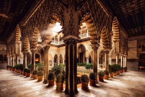 Севильский алькасар. Королевский дворец в Испании, построенный в XIV веке, известен своими мудехарскими архитектурными элементами. 08