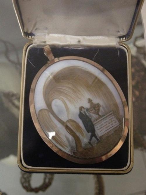 В викторианскую эпоху в Европе были очень популярны мемориальные украшения из волос. 03