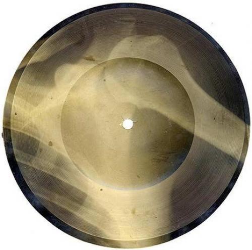 В Ссср для изготовления кустарных пластинок, на которые записывалась нелегальная музыка, широко использовали старые рентгеновские снимки.  