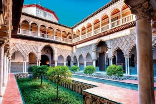 Севильский алькасар. Королевский дворец в Испании, построенный в XIV веке, известен своими мудехарскими архитектурными элементами. 05