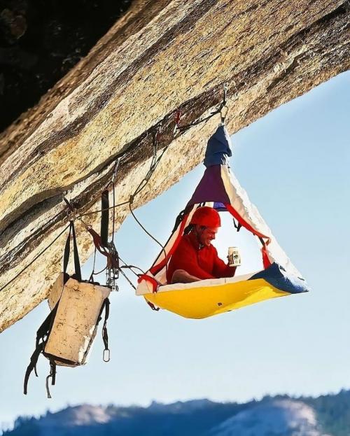 Это уникальное сочетание экстрима и дисциплины, где даже сон превращается в испытание. 03
