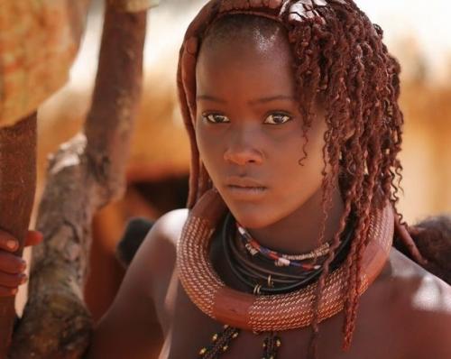 Женщины народа химба (Намибия) ежедневно смазывают свои тела смесью из охры, масла и пепла, чтобы защититься от жестокого климата пустыни. 01