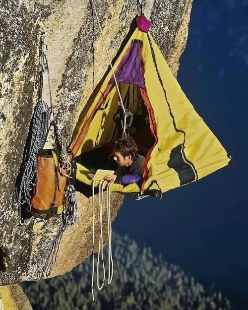 Это уникальное сочетание экстрима и дисциплины, где даже сон превращается в испытание. 04