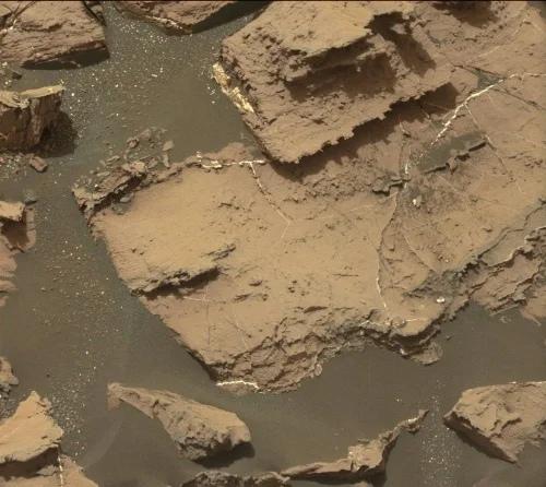 На марсе нашли причудливые узоры на плитах рядом с пересохшим водоемом. 01 На марсе нашли причудливые узоры на плитах рядом с пересохшим водоемом. 01