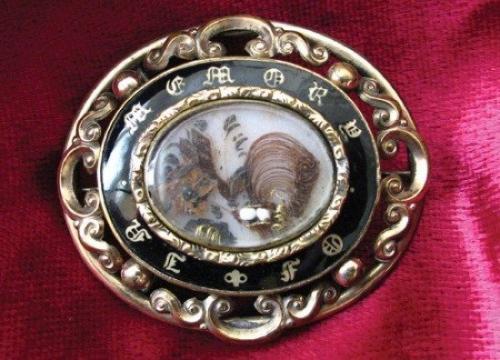 В викторианскую эпоху в Европе были очень популярны мемориальные украшения из волос. 01
