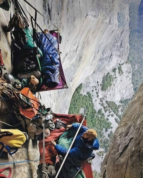 Это уникальное сочетание экстрима и дисциплины, где даже сон превращается в испытание. 06