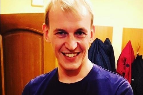 В питере на Фонтанке в воду улетел автомобиль, в котором находился мужчина и двое маленьких детей. 02