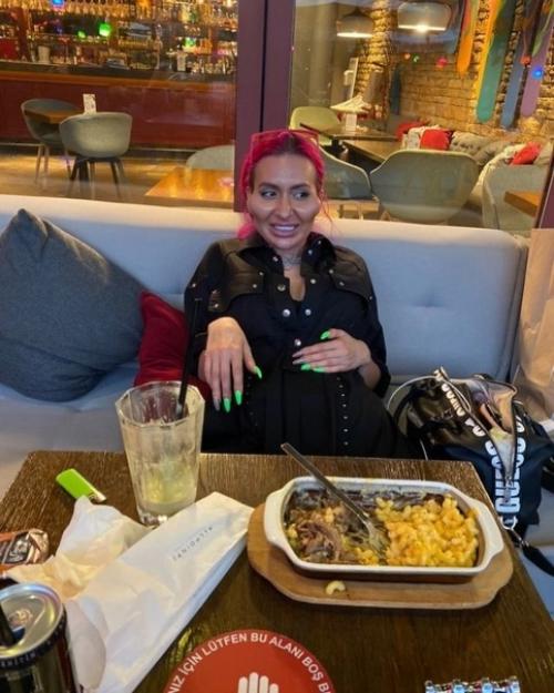 Украинка Анастасия покрищук _потратила целое состояние на новые скулы и стала звездой в Instagram. 03