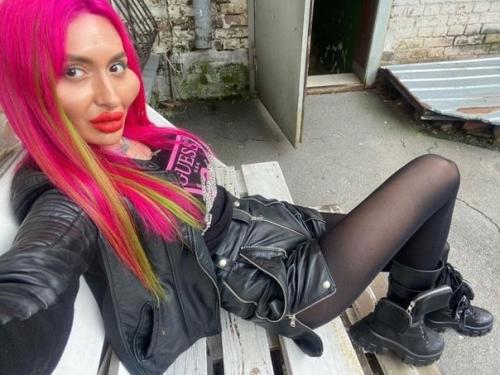 Украинка Анастасия покрищук _потратила целое состояние на новые скулы и стала звездой в Instagram. 05