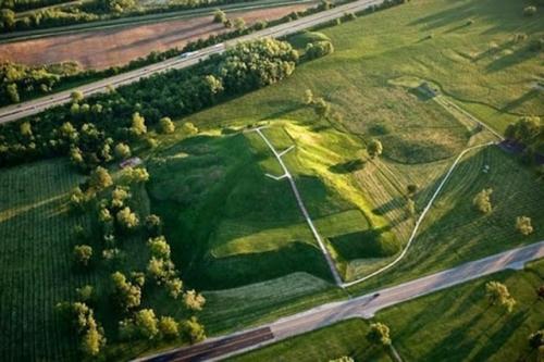 Кахокия.  Kaxoкия был самым крупным городом в доколумбовой северной Америке, его население составляло около 15 000 человек. 02
