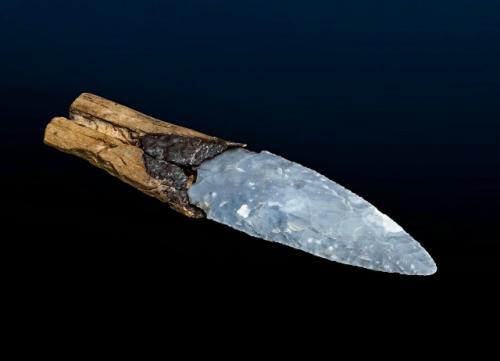 Каменный нож из неолита с деревянной ручкой, его возраст чуть менее 5 тысяч лет. 01