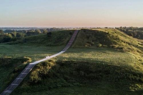 Кахокия.  Kaxoкия был самым крупным городом в доколумбовой северной Америке, его население составляло около 15 000 человек. 03