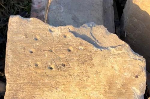 Археологи необычные знаки на стенах средневековой церкви заметили. 02