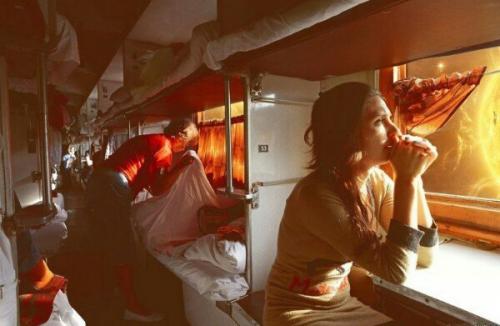 Пассажирский корабль Артемида сквозь космическое пространство тысячи спящих переселенцев нес.