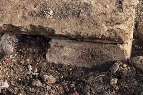 Археологи необычные знаки на стенах средневековой церкви заметили. 01