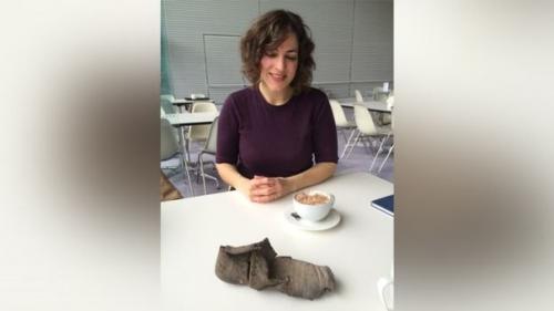 Всего сто лет назад британцы прятали в стенах своих домов обувь, чтобы уберечься от зла. 01