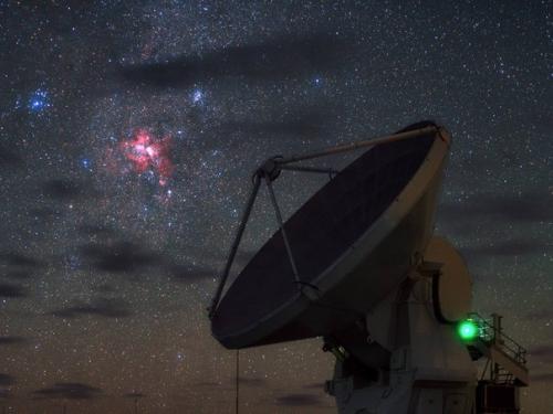 В чилийской пустыне Атакама, находящейся на высоте 5 000 метров над уровнем моря, идеальные условия для астрономических наблюдений.