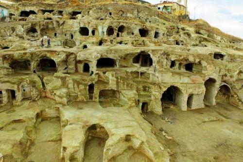 Деринкую.  Город деринкую ( Глубокий Колодец) уходит под землю на 65 метров (20 этажей), опускаясь до самых грунтовых вод. 01