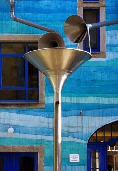 Очень необычный дом, который играет музыку во время дождя. 02