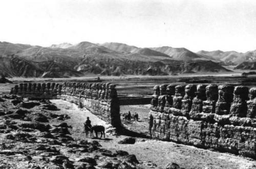 На фото, сделанных немецкой экспедицией в 1938-1939 г - гьянцкая равнина тибета, её призрачные стены и укреплённый вход. 01