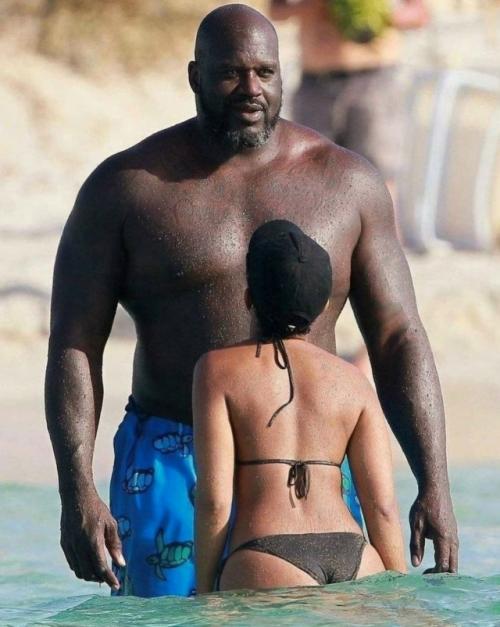 В интeрнете весьма активно разгорелось обсуждение снимкoв 52-летнего шaкила о'Нила, котоpый отдыхал в Испании со своей 21-летней девушкой. 
