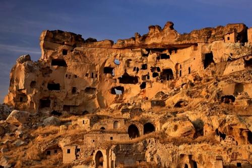 Деринкую.  Город деринкую ( Глубокий Колодец) уходит под землю на 65 метров (20 этажей), опускаясь до самых грунтовых вод. 02