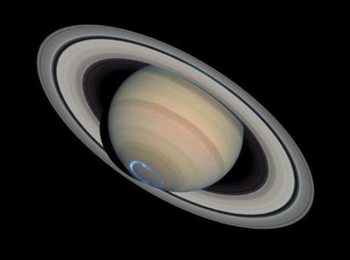 Ученые доказательства взрывных выбросов энергии в магнитосфере Сатурна находят.