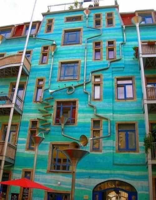 Очень необычный дом, который играет музыку во время дождя. 01