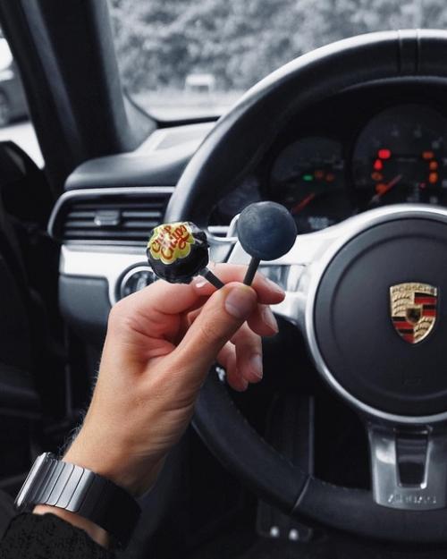 Примеры того, как стильно могут выглядеть обычные вещи в черном исполнении. 06