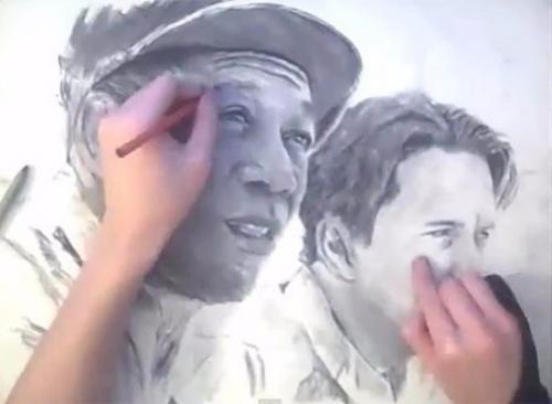 Художник - самоучка рисует портреты двумя руками одновременно. 02