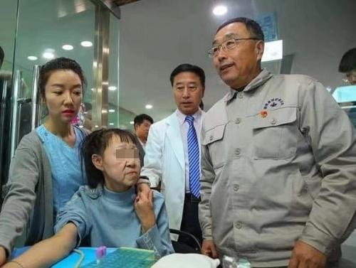 У девушки генетический дефект - прогерия (преждевременное старение), в свои 15 она выглядела как старушка. 03